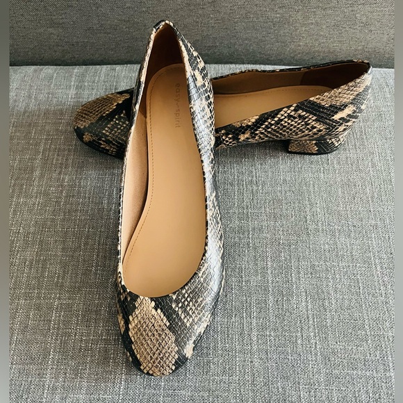 Easy Spirit Taupe Snake Print Vegan Flats Size 12 EUC LIKE NEW - Picture 2 of 12